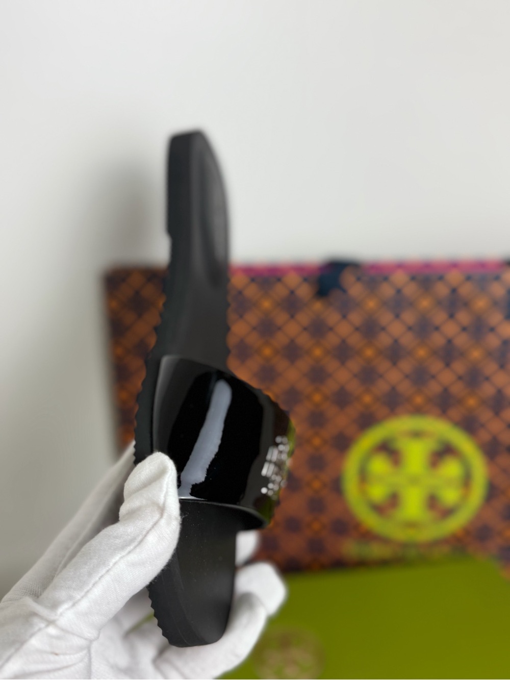Tory Burch Black Patent Logo Slide - Picture 4 of 9